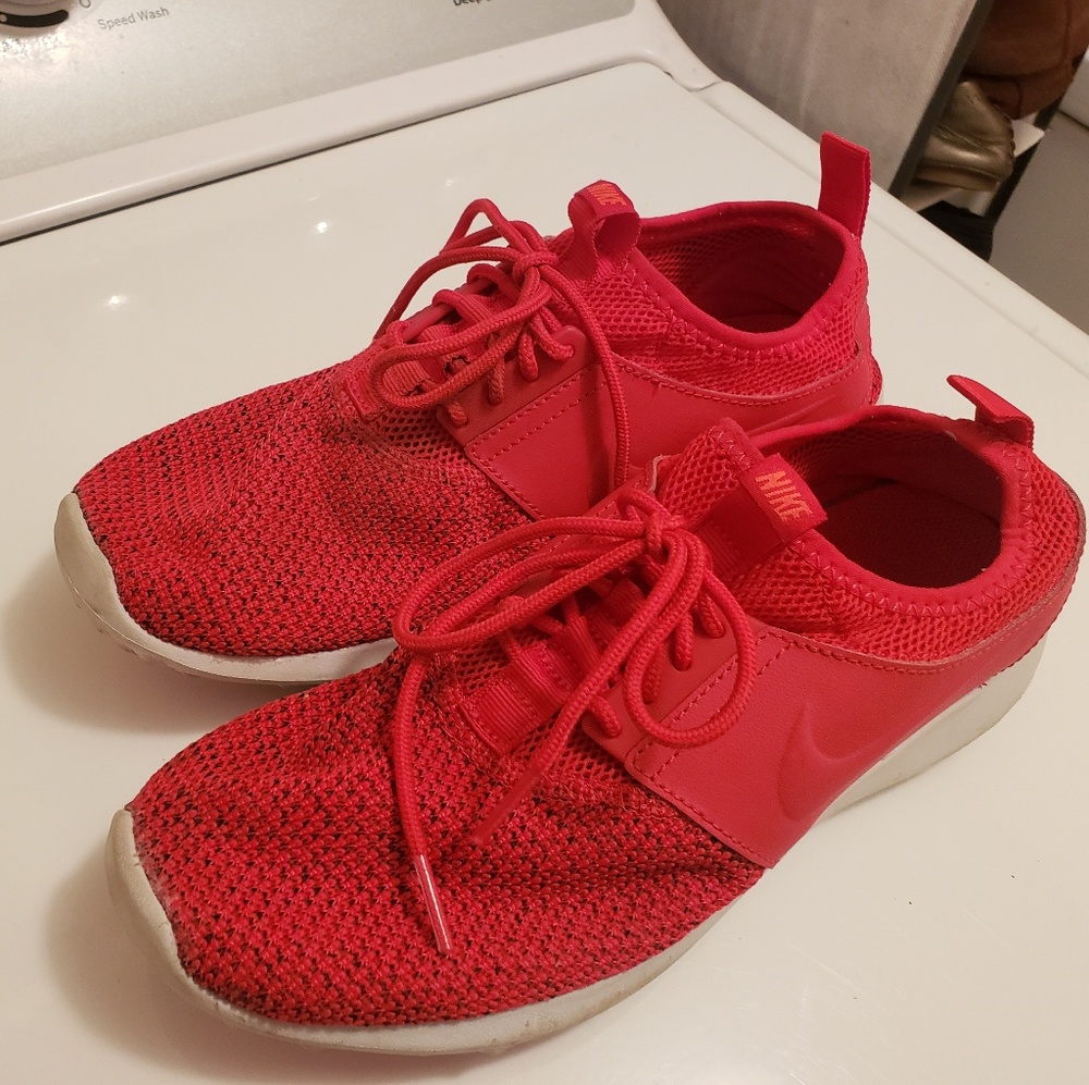 Nike tennis shoes